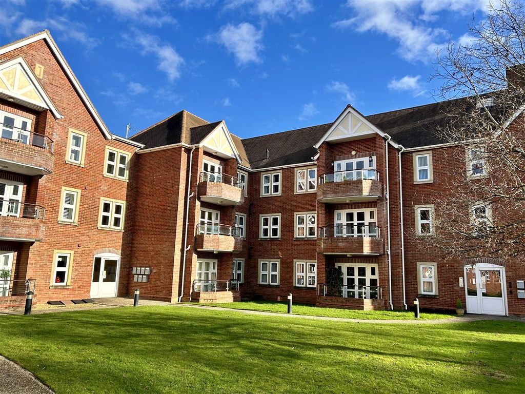 3 bed flat for sale in Woodfield Gardens, Belmont, Hereford HR2, £290,000