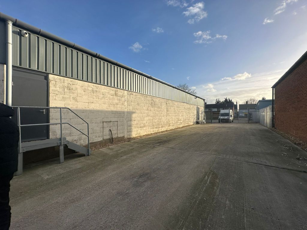 Warehouse to let in Fengate, Peterborough, Cambridgeshire PE1, £33,000 pa