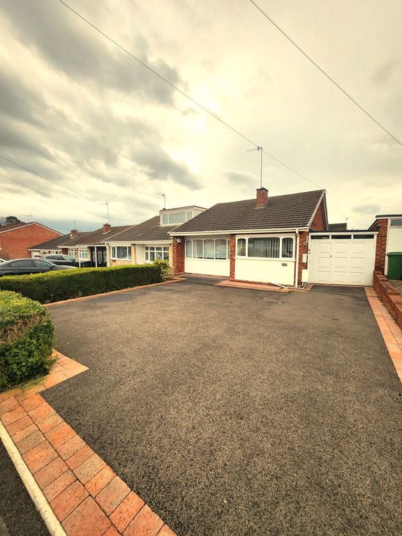 2 bed bungalow to rent in Barton Lane, Kingswinford DY6, £900 pcm