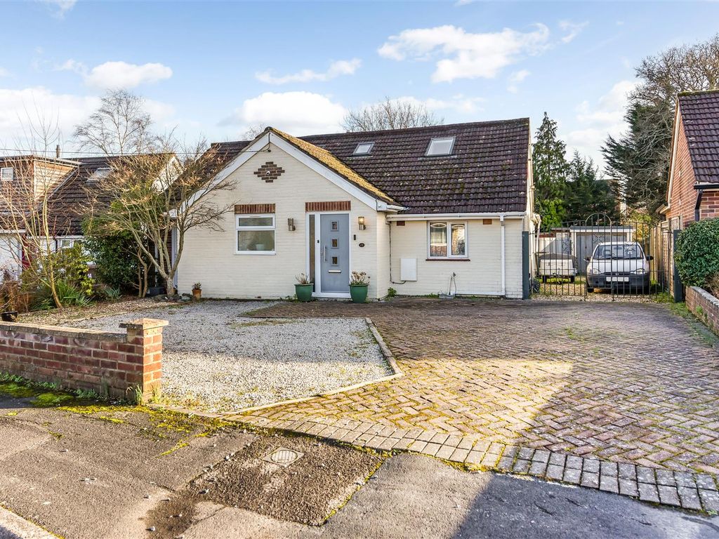4 bed property for sale in Rosslyn Close, North Baddesley, Hampshire SO52, £585,000