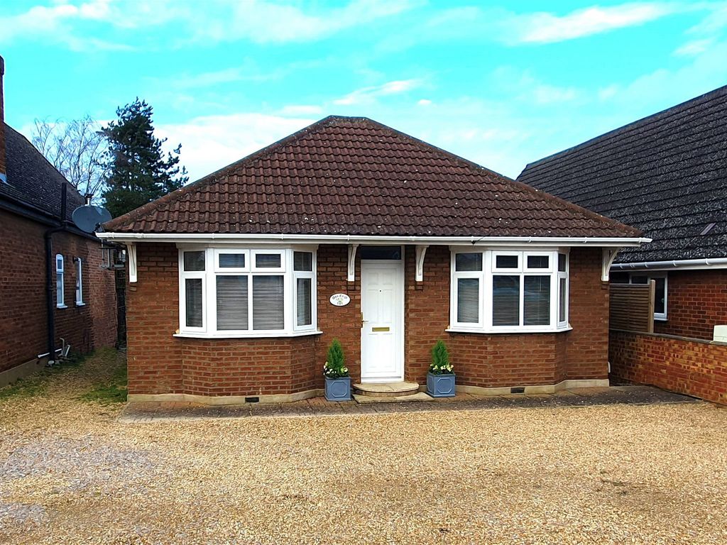 2 bed bungalow for sale in Clifton Road, Shefford SG17, £399,950
