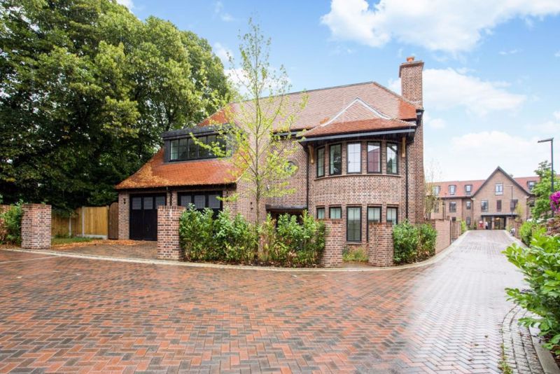 5 bed detached house to rent in Chandos Way, Hampstead Garden Suburb NW11, £14,001 pcm