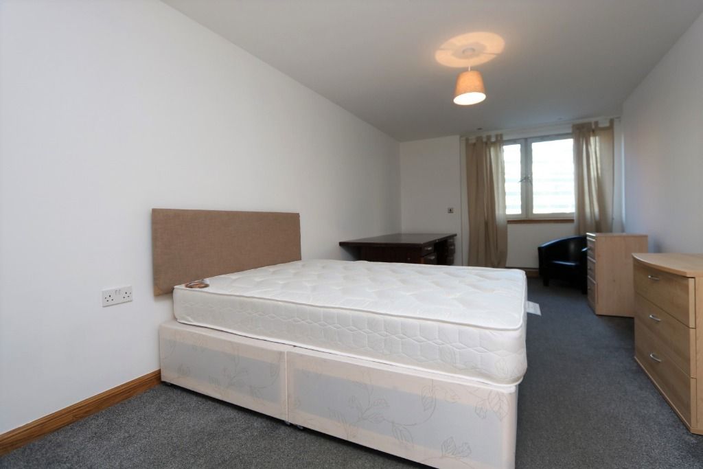 3 bed flat to rent in Ingram Street, Glasgow G1, £1,675 pcm