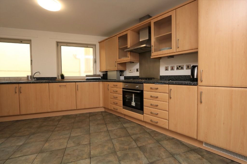 3 bed flat to rent in Ingram Street, Glasgow G1, £1,675 pcm