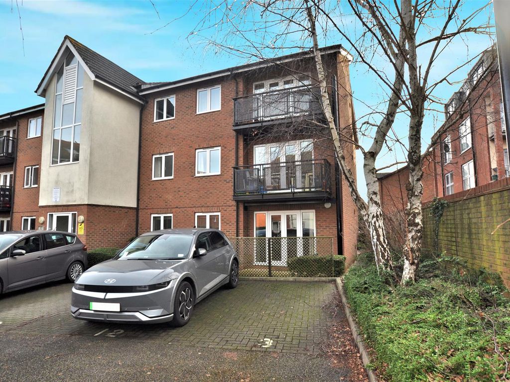 2 bed flat for sale in Fyffes Court, Fishponds Road, Hitchin SG5, £325,000