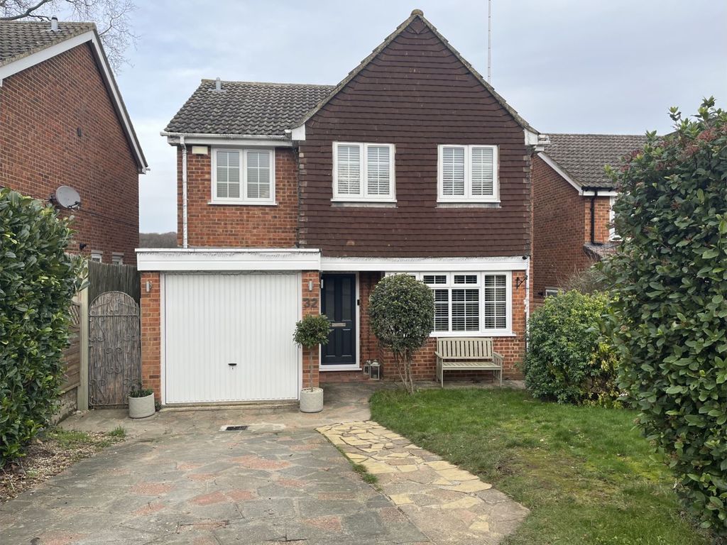 3 bed detached house for sale in Glenwood Close, Gillingham ME7, £495,000