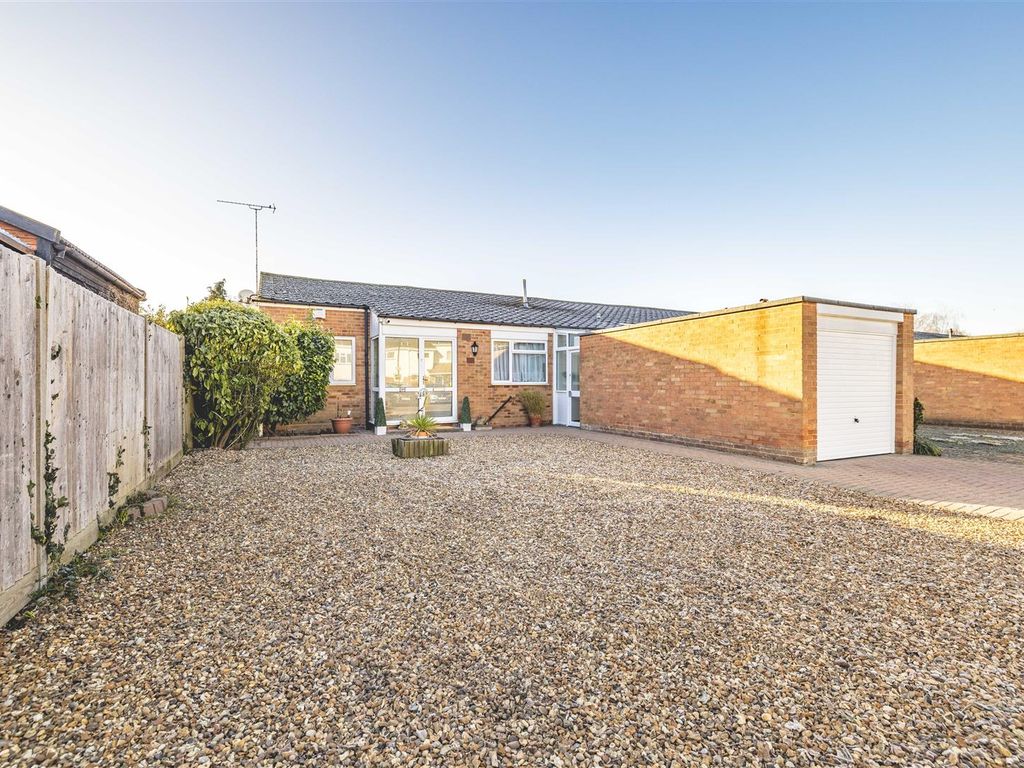 3 bed bungalow for sale in Martin Close, Windsor SL4, £575,000
