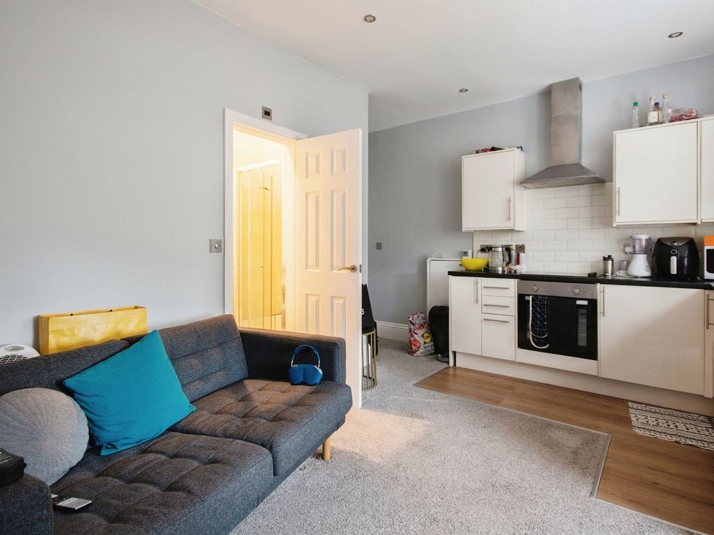 1 bed flat for sale in Wellington Road, Bournemouth BH8, £170,000