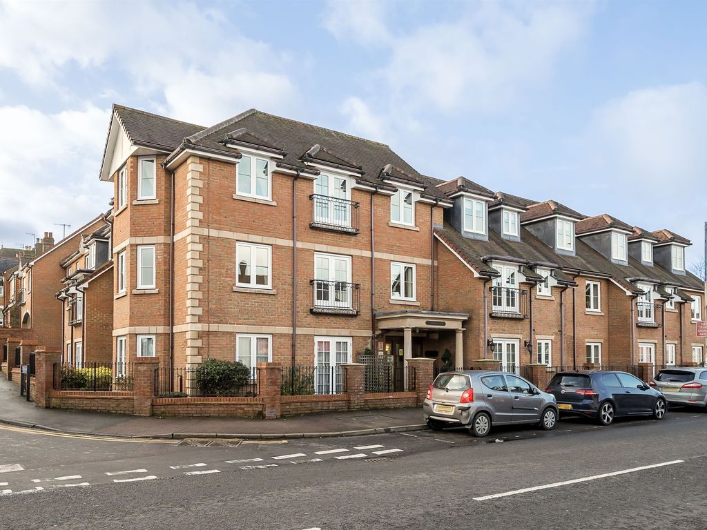 2 bed flat for sale in High Street, Berkhamsted HP4, £285,000