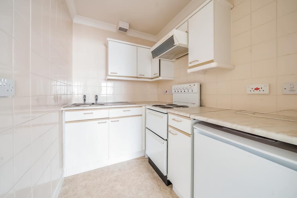 2 bed flat for sale in Swindon, Wiltshire SN1, £100,000