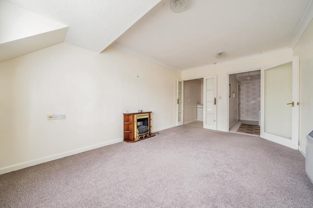 2 bed flat for sale in Swindon, Wiltshire SN1, £100,000