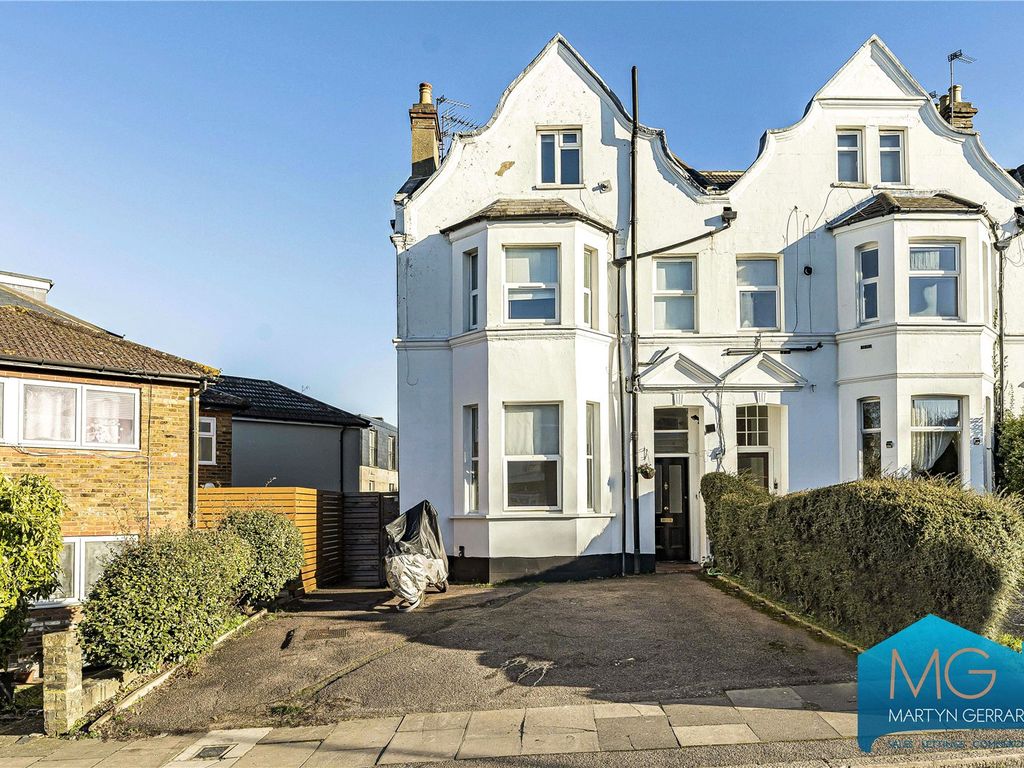 2 bed flat for sale in Sunningfields Crescent, London NW4, £495,000