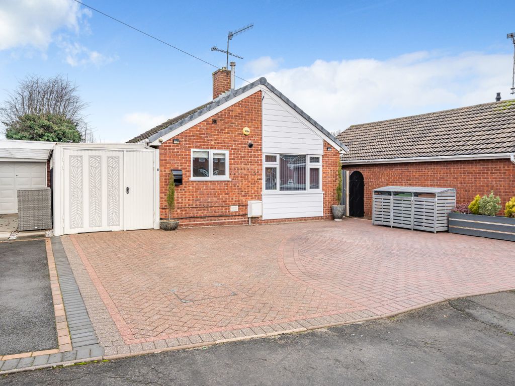 2 bed bungalow for sale in Lewis Close, Drakes Broughton, Pershore, Worcestershire WR10, £325,000