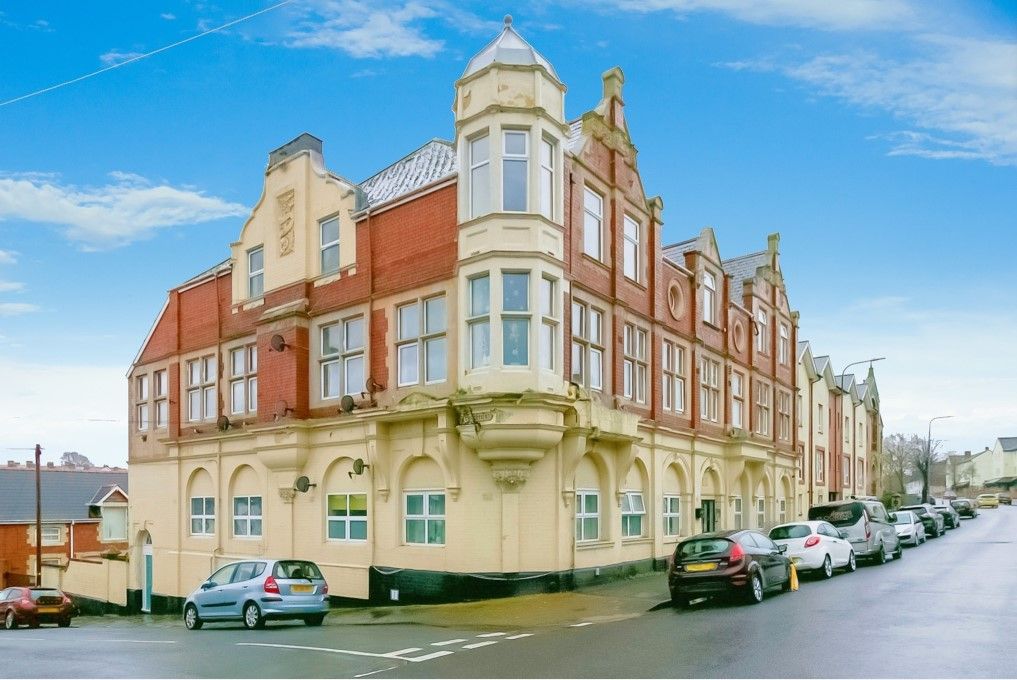 3 bed flat to rent in Court Road, Barry CF63, £1,000 pcm