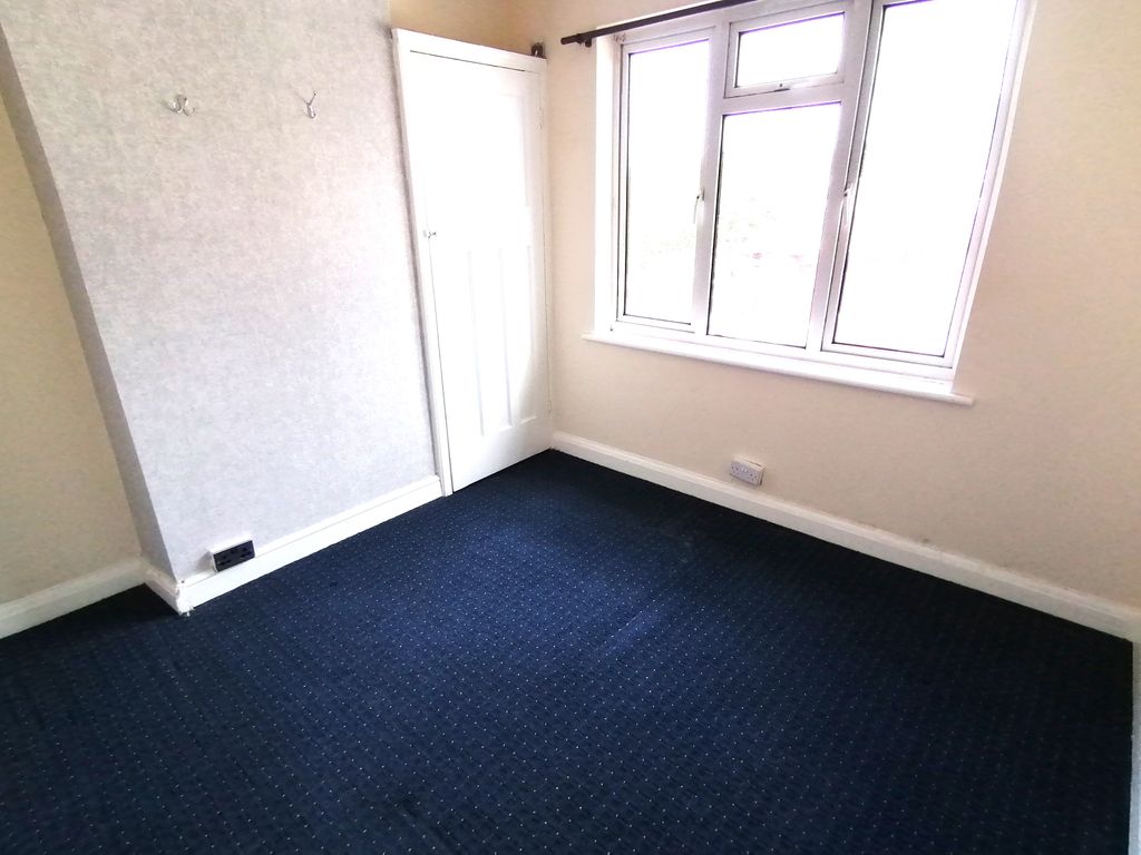 2 bed flat to rent in Langley Park Road, Iver SL0, £1,300 pcm
