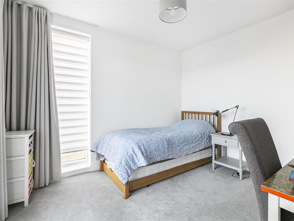 4 bed end terrace house for sale in Clay Farm Drive, Trumpington, Cambridge CB2, £925,000