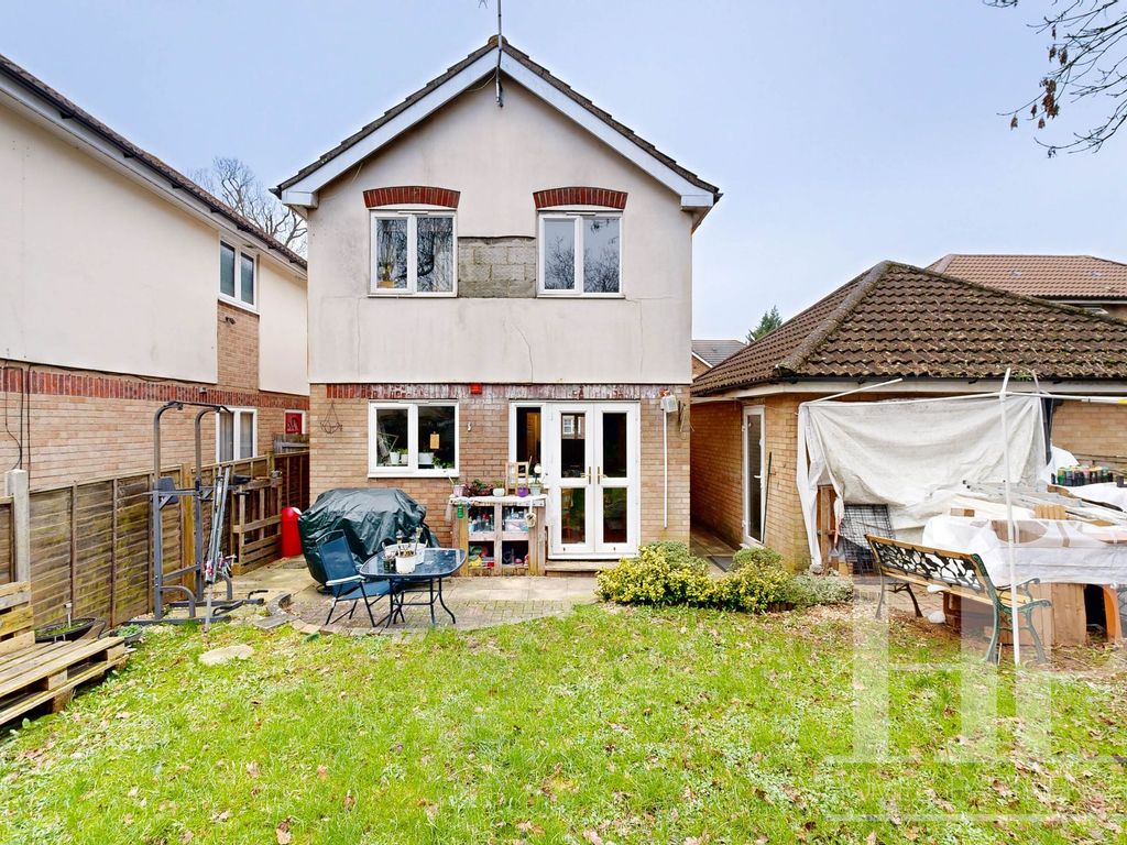 3 bed detached house for sale in Tinsley Close, Crawley RH10, £450,000