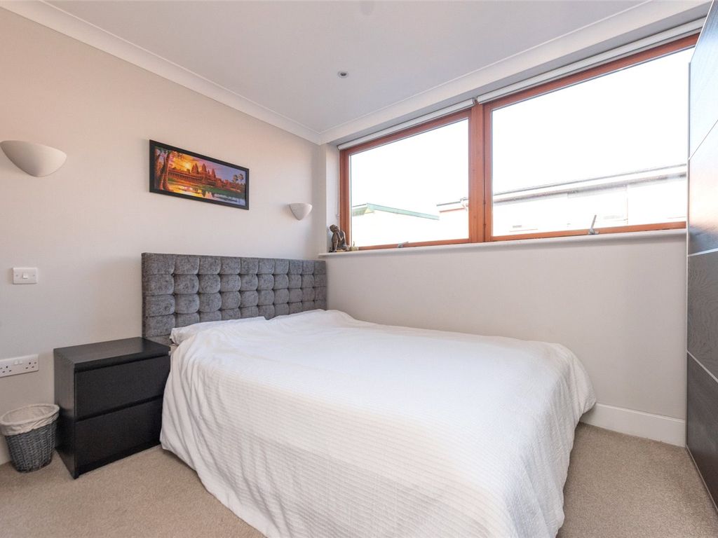 2 bed flat to rent in Aston Mews, 103 Kilburn Lane, London W10, £2,250 pcm