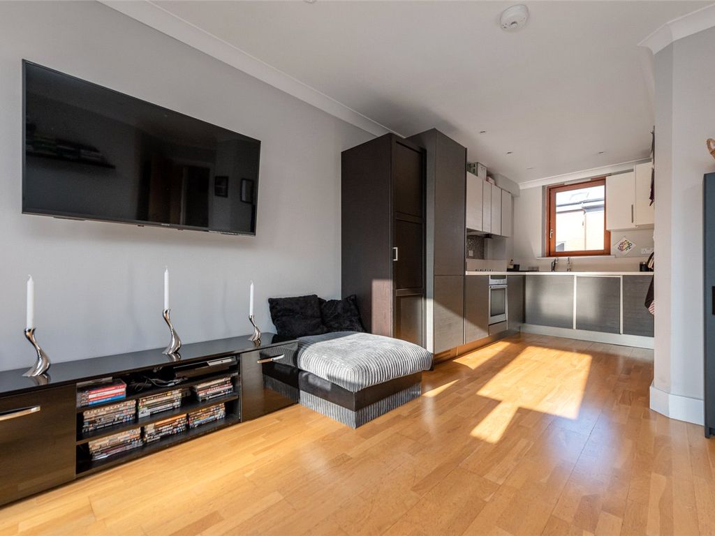 2 bed flat to rent in Aston Mews, 103 Kilburn Lane, London W10, £2,250 pcm