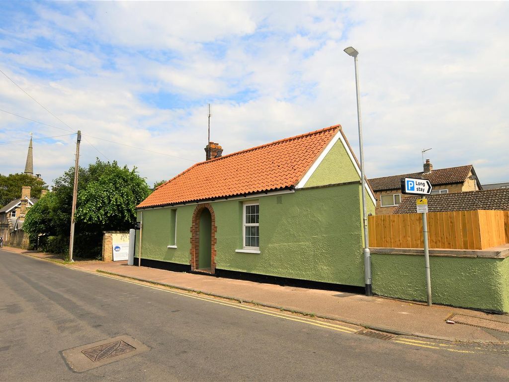 2 bed detached bungalow to rent in Fitzroy Street, Newmarket CB8, £1,295 pcm