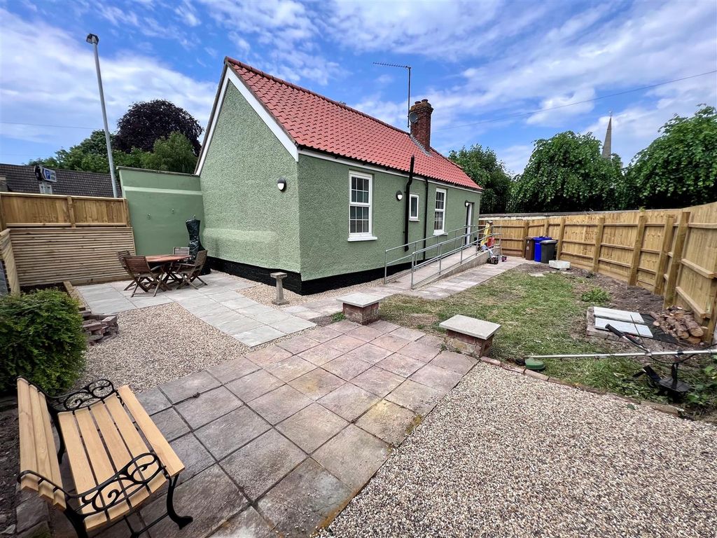 2 bed detached bungalow to rent in Fitzroy Street, Newmarket CB8, £1,295 pcm