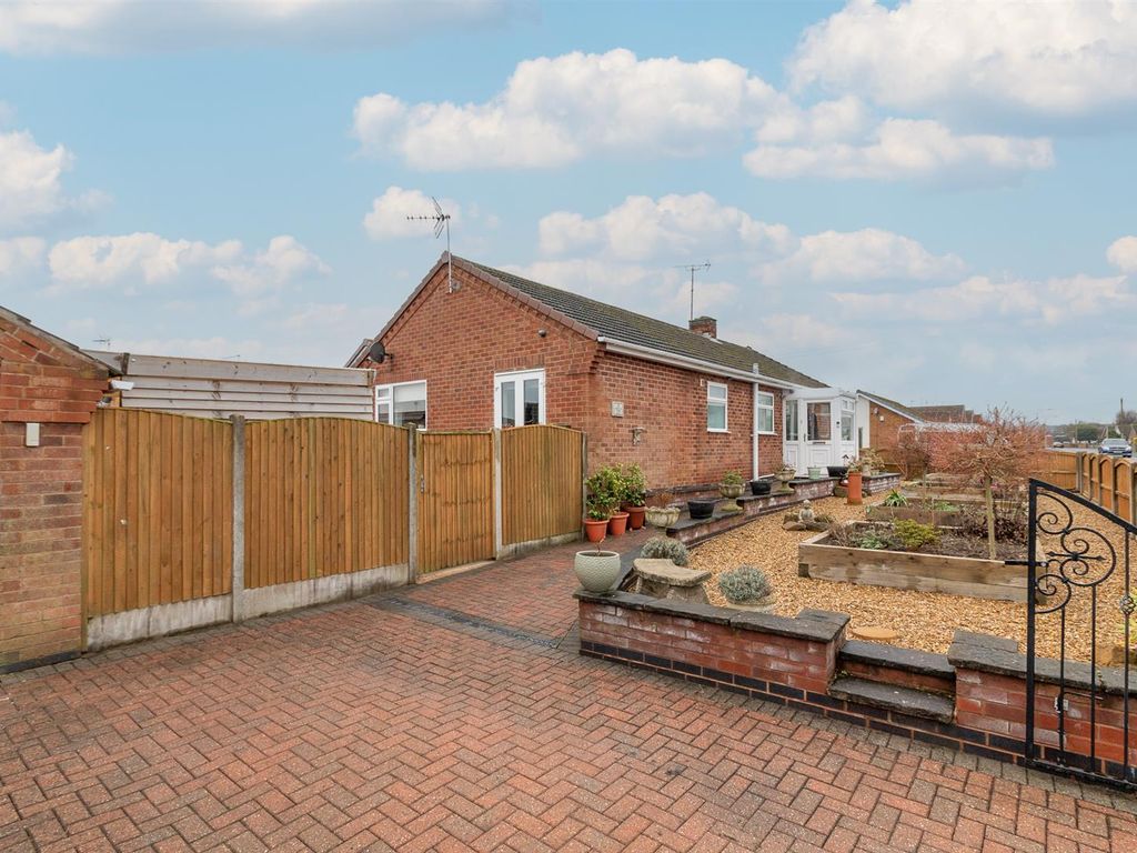 3 bed detached bungalow for sale in Paddock Close, Calverton, Nottingham NG14, £300,000