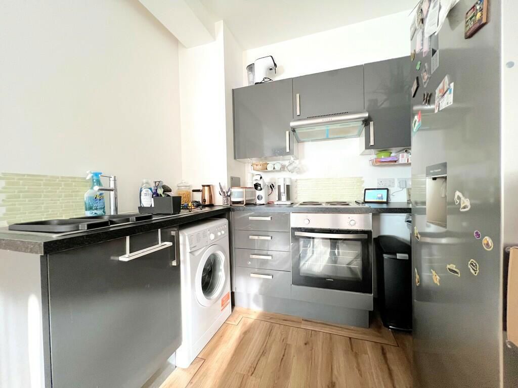 2 bed flat for sale in Arundel Street, Portsmouth PO1, £100,000