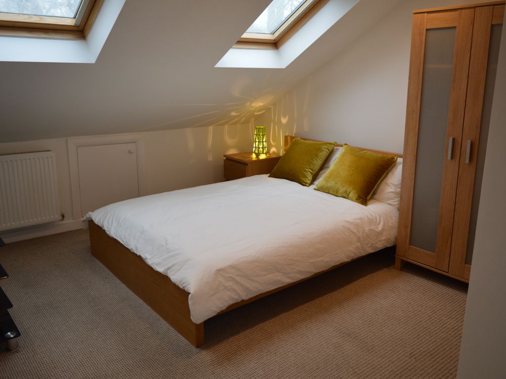 Room to rent in Vicarage Park, London SE18, £970 pcm