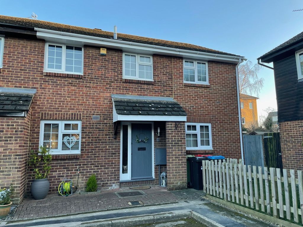 4 bed end terrace house for sale in Lagonda Close, Newport Pagnell MK16, £375,000