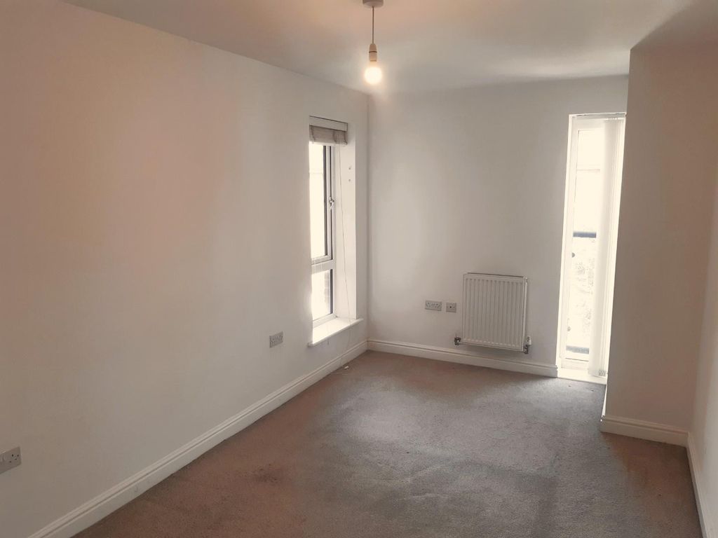 2 bed flat for sale in Chadwick Road, Slough SL3, £240,000