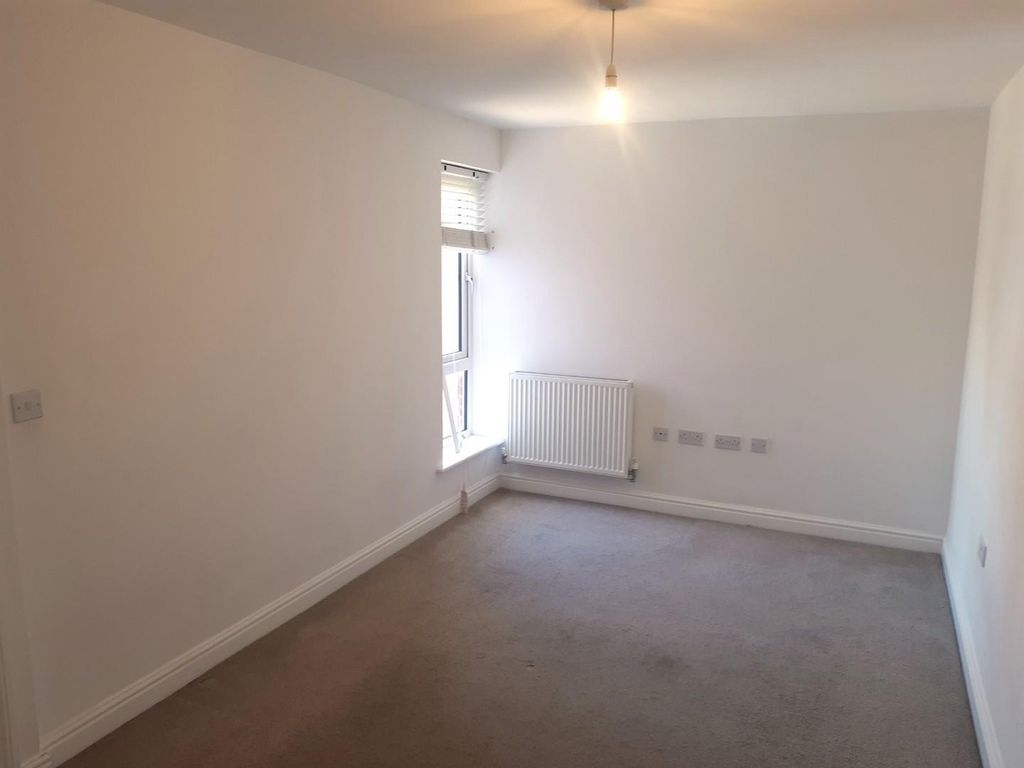 2 bed flat for sale in Chadwick Road, Slough SL3, £240,000