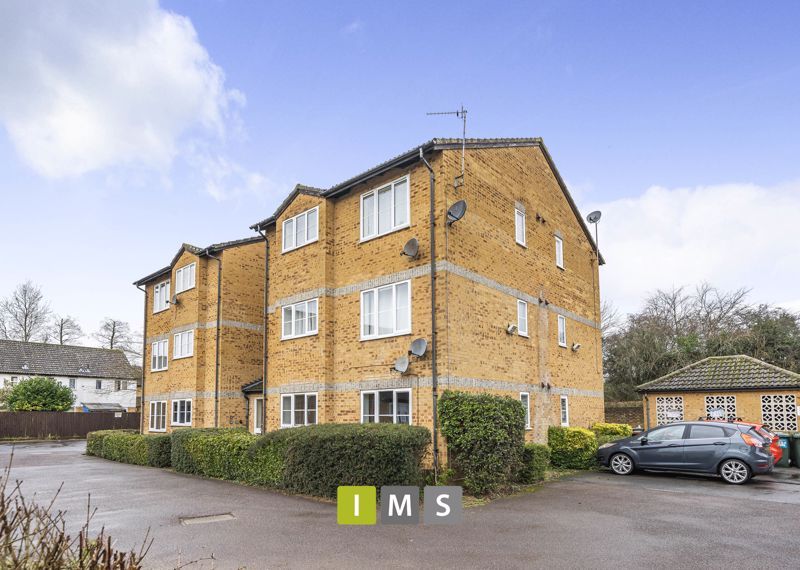 1 bed flat for sale in Kestrel Way, Bicester OX26, £150,000