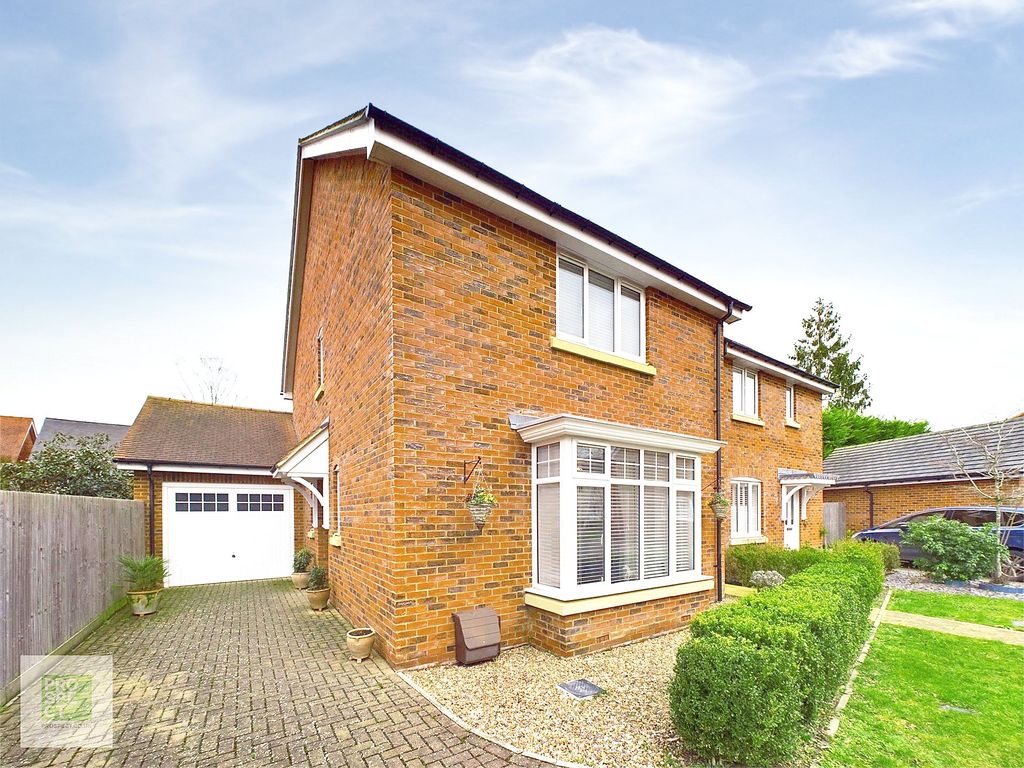 3 bed detached house for sale in The Pippins, Swallowfield, Reading, Berkshire RG7, £525,000