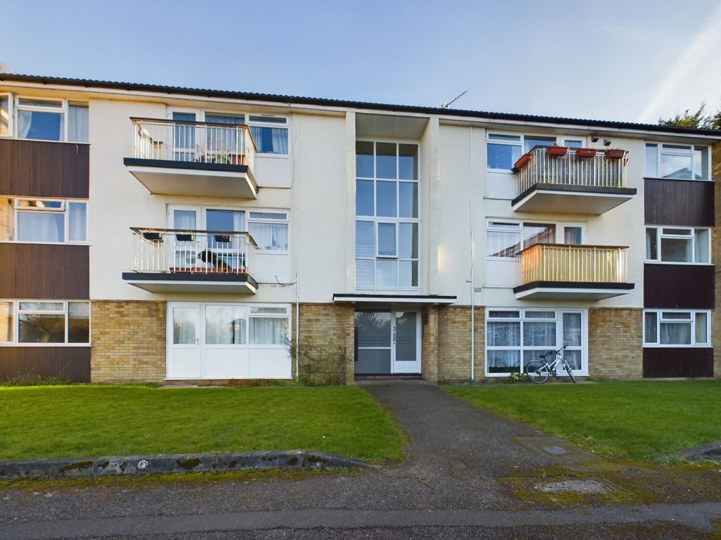 2 bed flat for sale in Lingholme Close, Cambridge CB4, £290,000