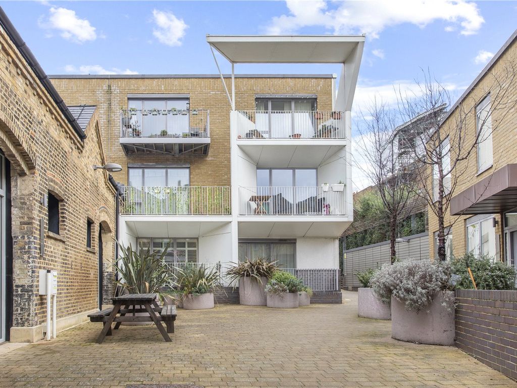 2 bed flat for sale in Caledonian Road, London N1, £675,000