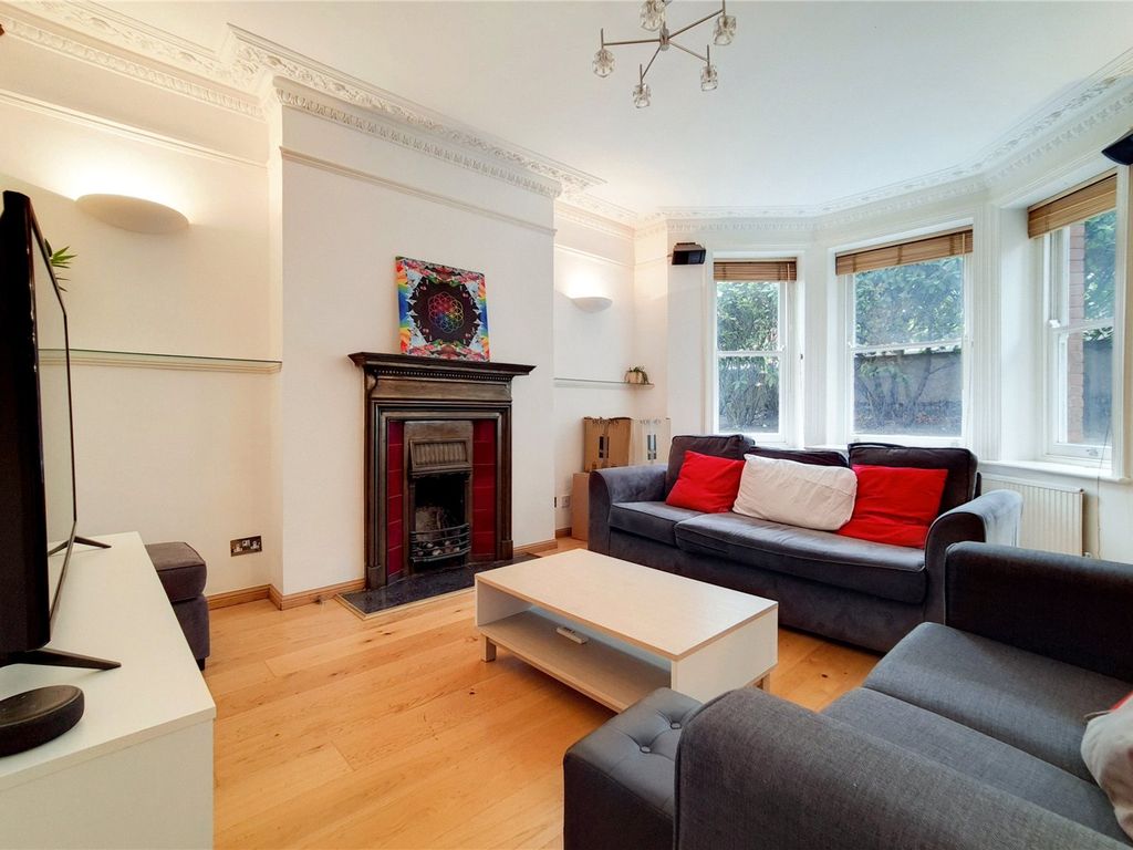 3 bed flat to rent in Biddulph Mansions, Elgin Avenue W9, £3,500 pcm