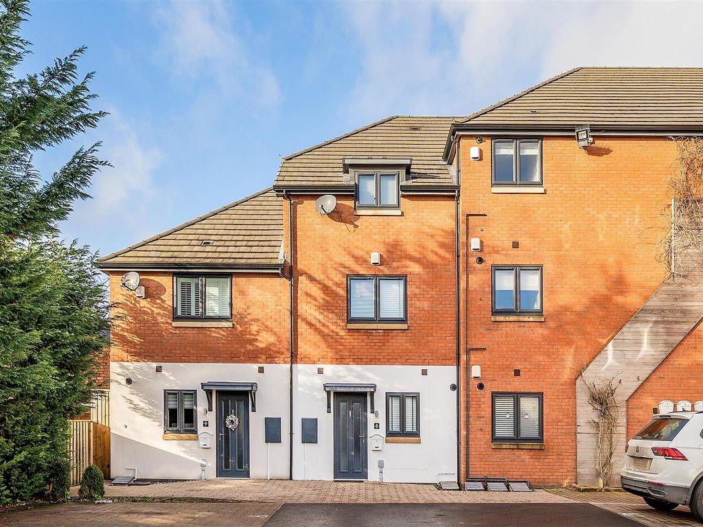 3 bed town house for sale in Trinity Way, Shirley, Solihull B90, £325,000