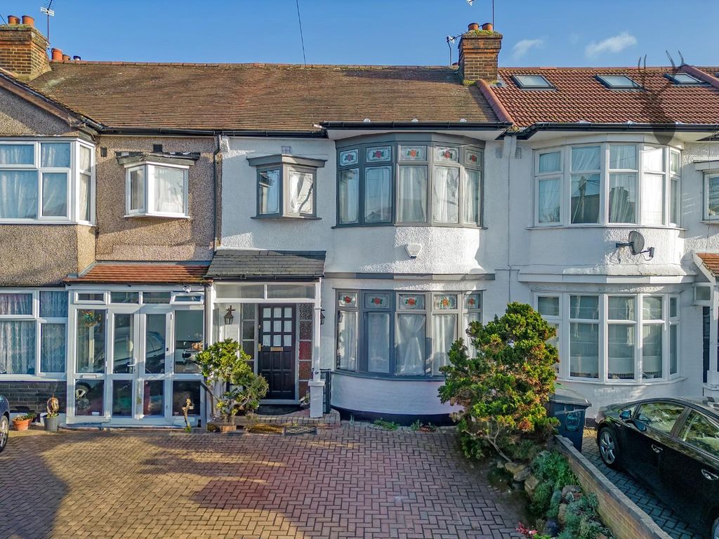 4 bed property for sale in Cherrydown Avenue, London E4, £525,000