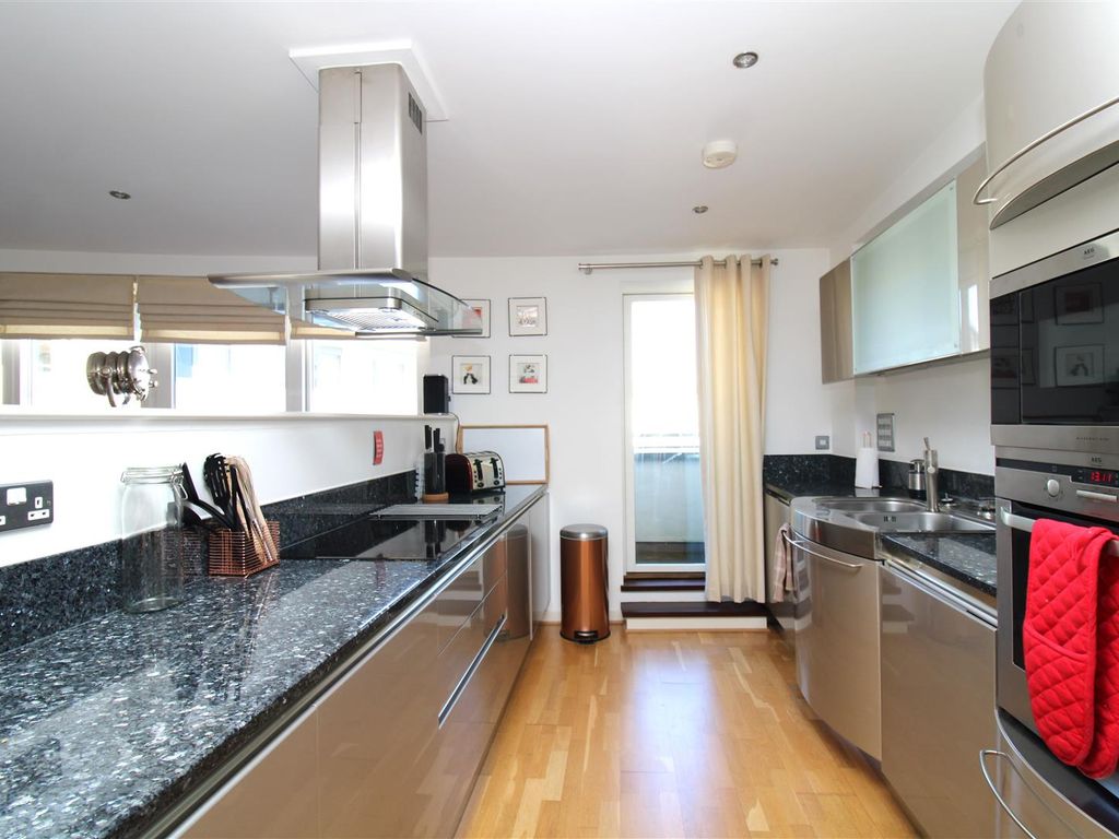 2 bed flat to rent in West Street, Brighton BN1, £2,100 pcm