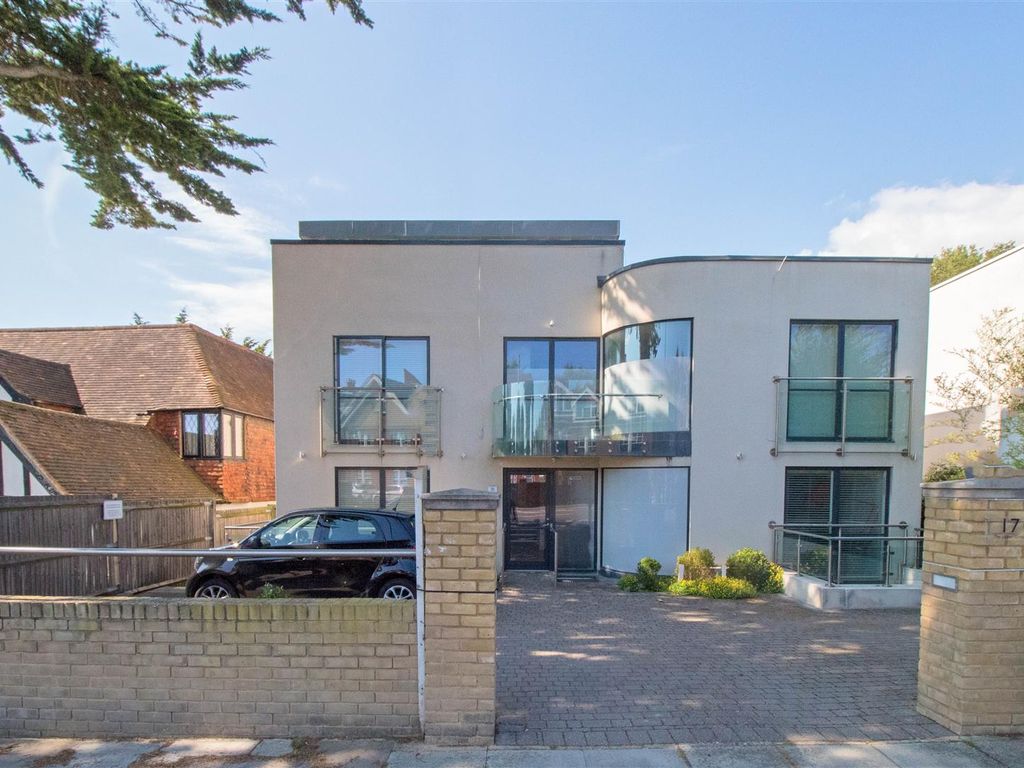2 bed flat for sale in The Upper Drive, Hove BN3, £425,000