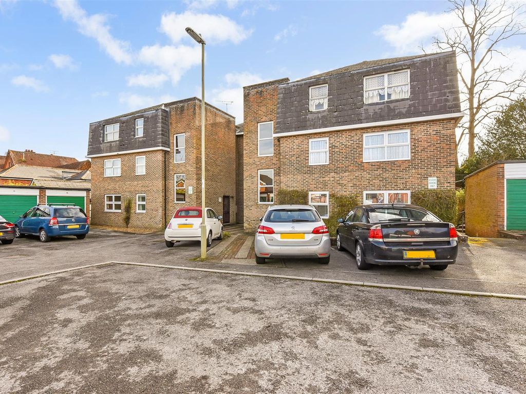 2 bed flat for sale in Victoria Court, Andover SP10, £195,000