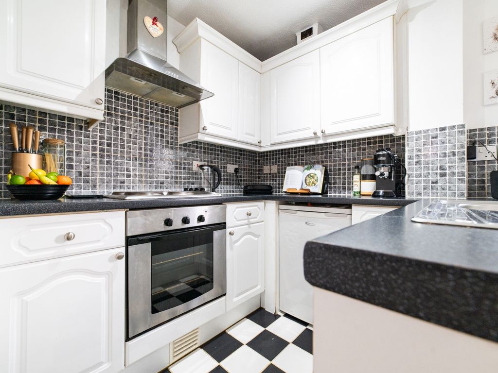 2 bed flat for sale in Harrison Way, Cardiff CF11, £129,950