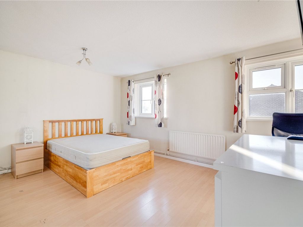 3 bed terraced house for sale in Gwyn Close, London SW6, £550,000