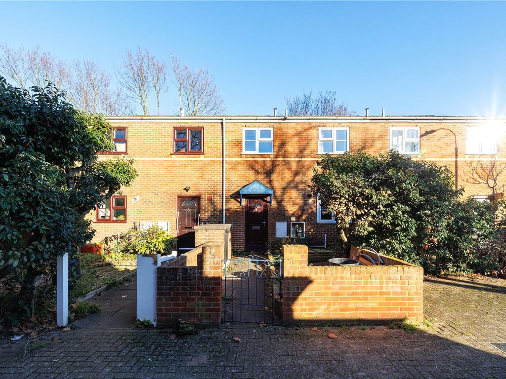 3 bed terraced house for sale in Gwyn Close, London SW6, £550,000