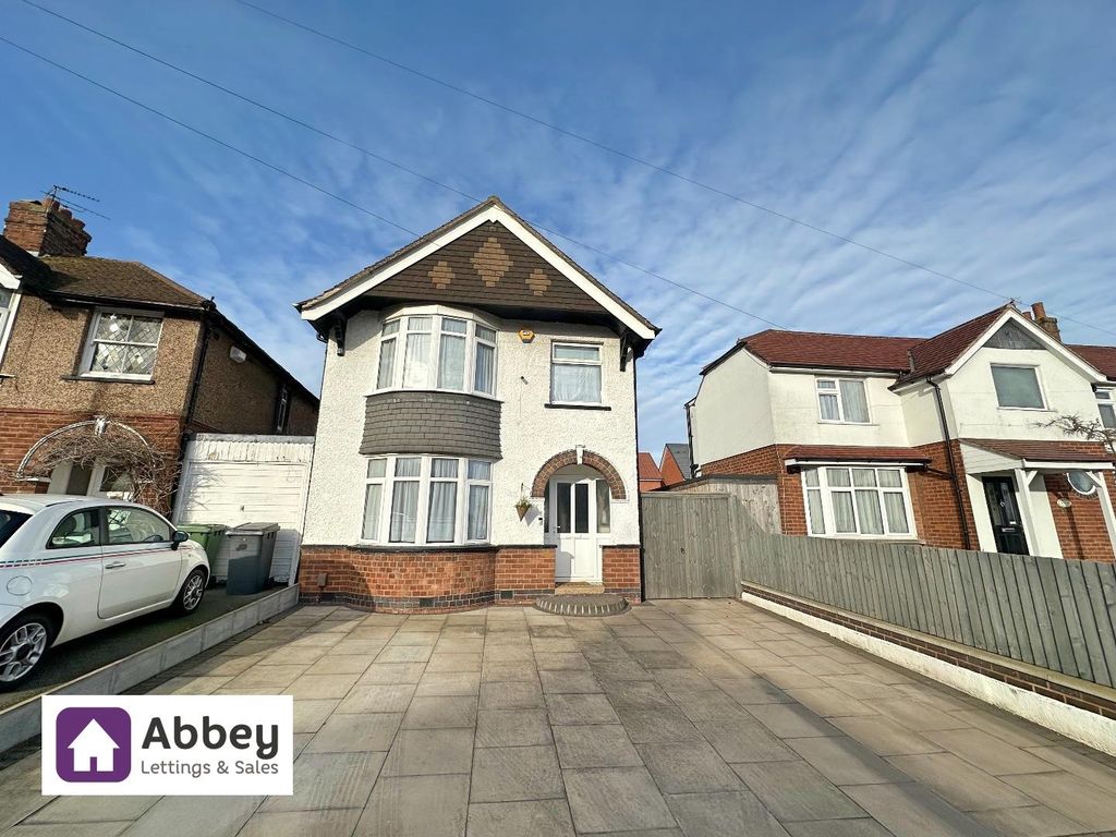3 bed detached house for sale in Avebury Avenue, Leicester LE4, £300,000