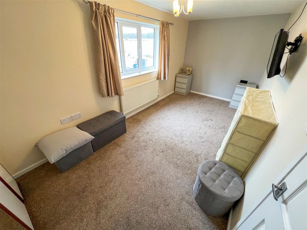 2 bed flat for sale in Galsworthy Close, Balby, Doncaster DN4, £60,000