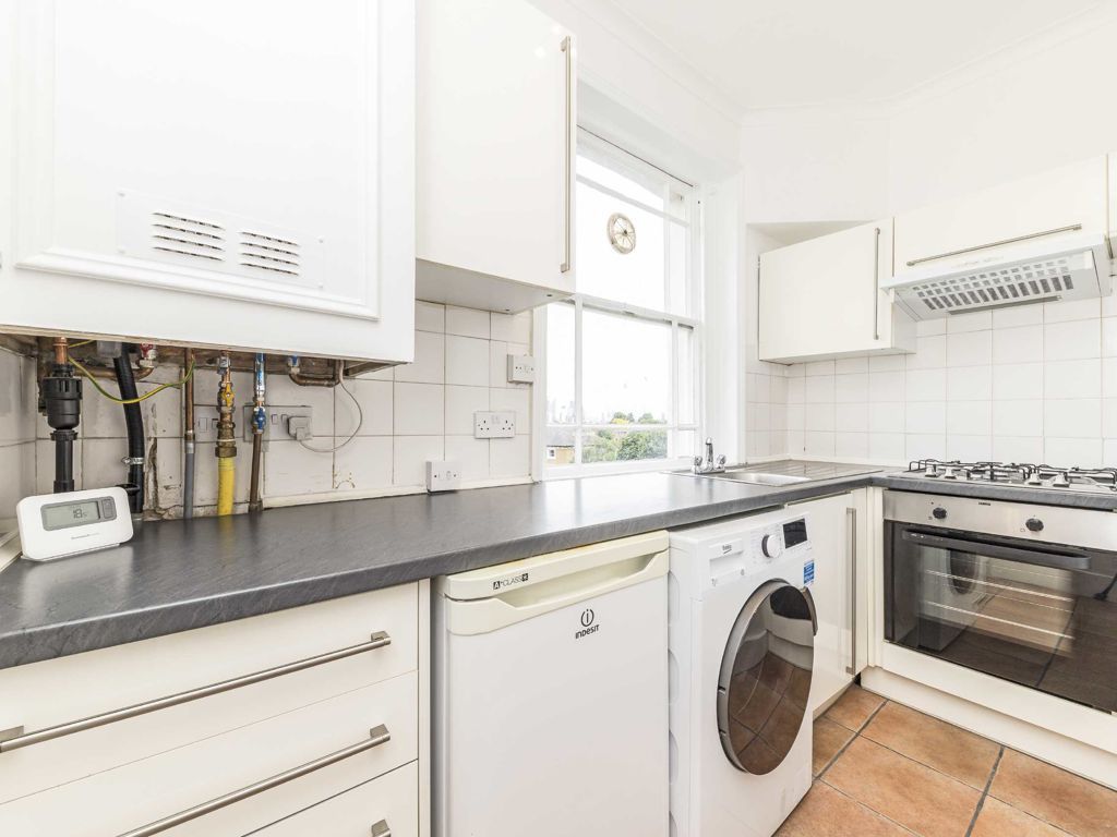 2 bed flat to rent in Clapham Common North Side, London SW4, £2,600 pcm