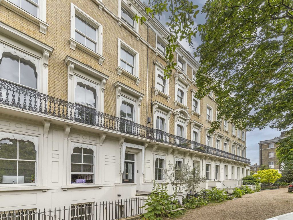 2 bed flat to rent in Clapham Common North Side, London SW4, £2,600 pcm