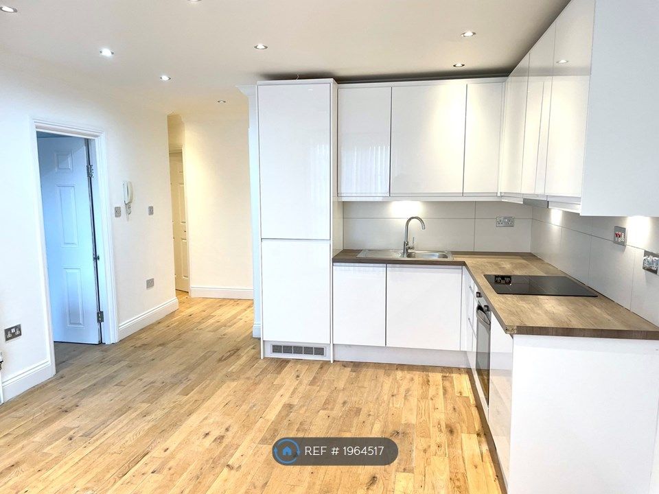 3 bed flat to rent in Acre Lane, London SW2, £2,600 pcm