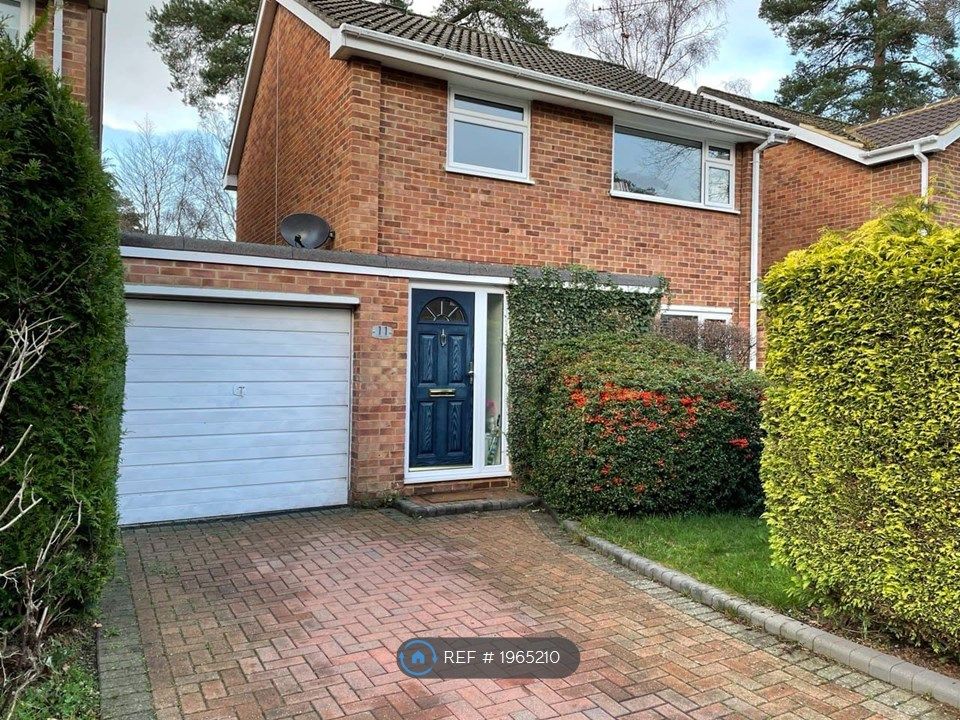 3 bed detached house to rent in Coniston Close, Camberley GU15, £1,900 pcm